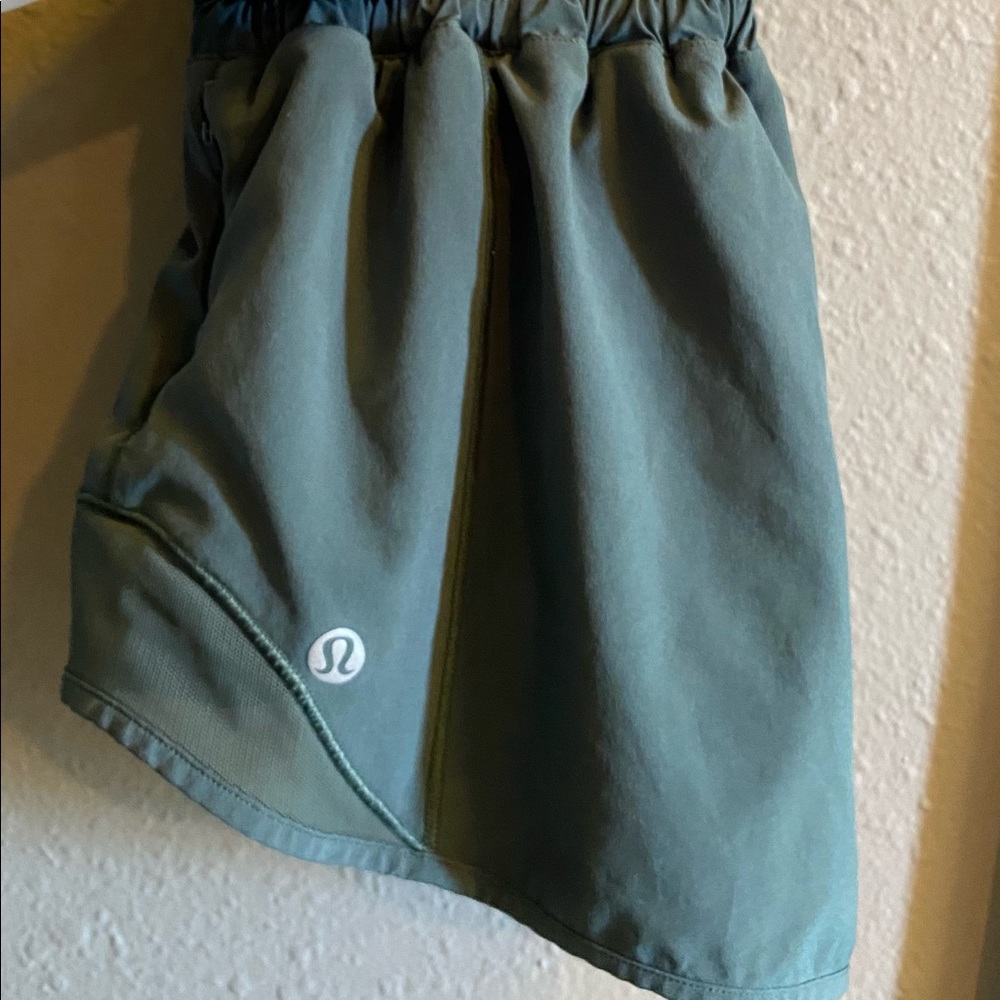 Lululemon hotty hot short size 6 , 2.5”